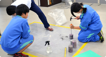 埴生中学校 非破壊試験部の様子