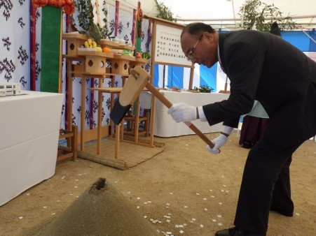 下平社長による鍬入れ