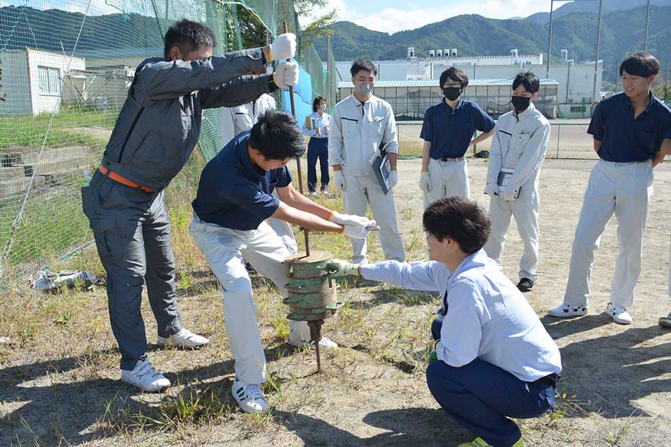 スクリューウェイト貫入試験の様子